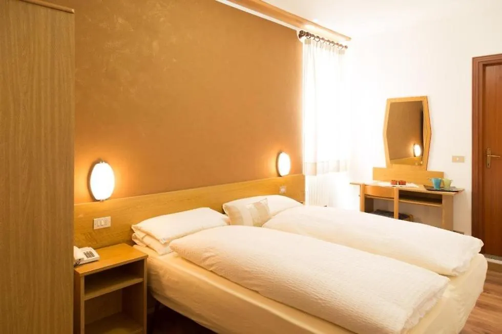 Hotel Rustichella Cataeggio 3*,